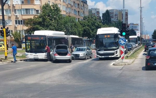 Заради жегата: На шофьор му прилоша, стана верижна катастрофа в София