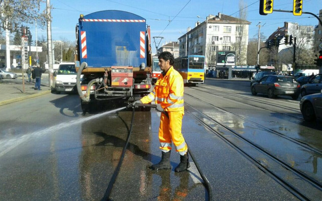Заради жегата: Продължава извънредното миене на основни улици и булеварди в София