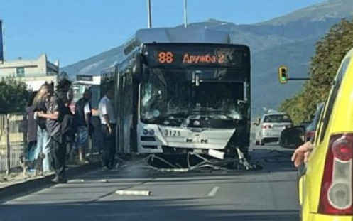 Автобус на градския транспорт в София се заби в ограда