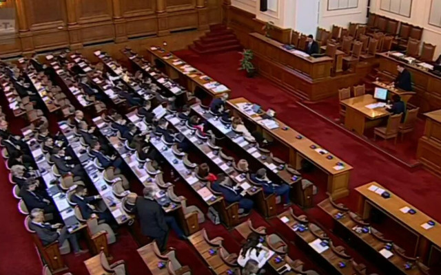 Депутатите решават дали да се проведе референдум за запазване на лева