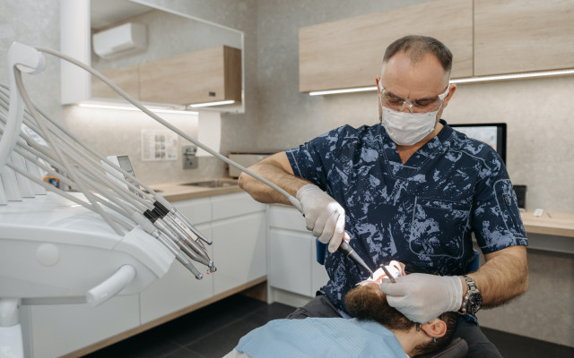 Зъболекар осъди пациент, защото го обидил във Фейсбук