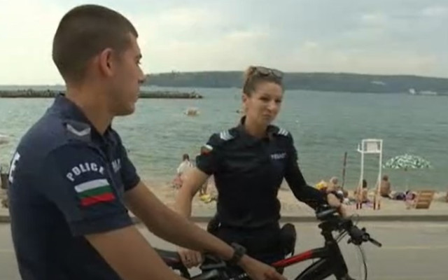 Полицаи с велосипеди следят за реда във Варна