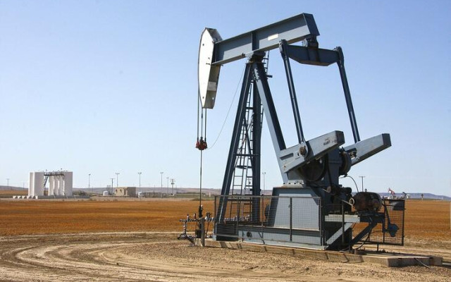 Газът в Европа поскъпва с 4%, цените на петрола стабилизират в 3-месечни върхове