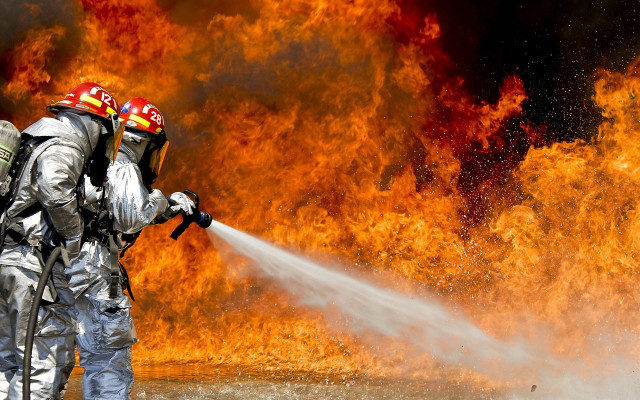 Адски пожар в Пловдив! Летят пожарни и линейки, полицай припадна
