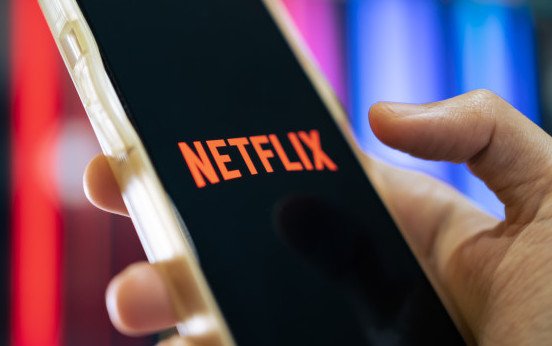 Най-голямата стачка в Холивуд от 63 години налива вода в мелницата на Нетфликс