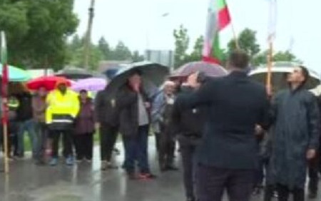 Блокират за час пътя Бургас-Созопол в района на пътен възел парк "Росенец"
