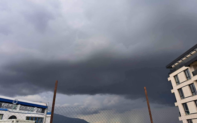 Страховита буря се изви над София (ВИДЕО, СНИМКИ)