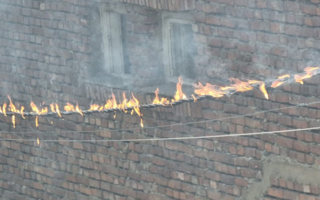 Камион скъса електрически кабели в София, те пък се запалиха (ВИДЕО)