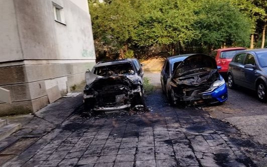Две коли горяха като факли тази нощ в София