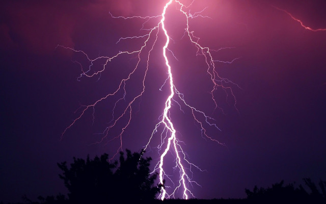 Известен метеоролог предупреждава: Нова суперклетка идва към Балканите