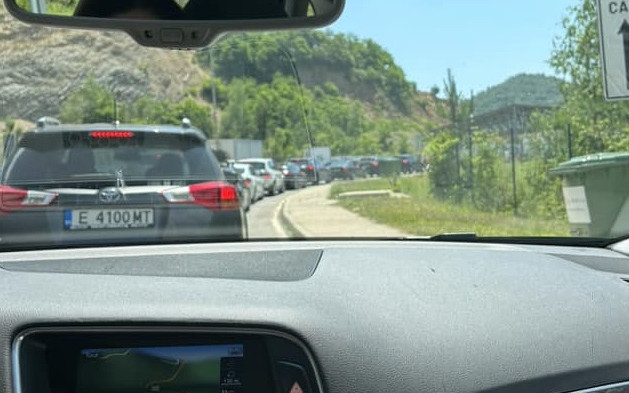 Системата по бг границите се срина, хиляди заклещени в километрични опашки