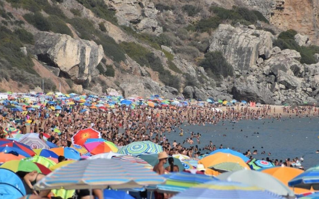 Горещините пращат гърците на почиват у нас?