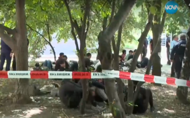 Край нямат! Спипаха 48 нелегални мигранти в София, шофьорът ги зарязал (ВИДЕО)