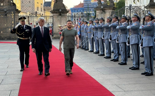 Няколко часа разлика: В Чехия посрещнаха Зеленски с военна музика и парад, у нас - с  анатема и Беновска ВИДЕО