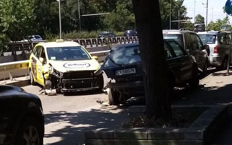 Такси помете четири паркирани коли в локалното на "Цариградско"
