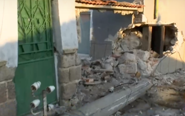 Трактор се вряза в къща в Пловдивско, отнсе стена