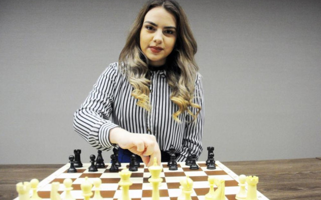 Феновете луднаха по Нургюл, а шахматистката избесня срещу жълтина