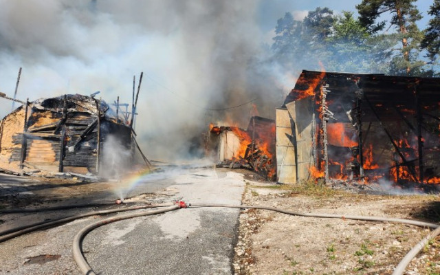 СНИМКИ Огромен пожар лумти в любимата на пловдивчани хижа "Здравец" в Родопите