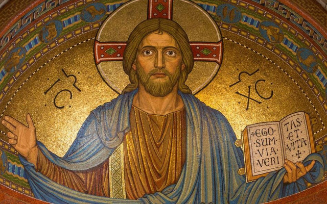 Доброволци спасяват икони от пожарите в Гърция