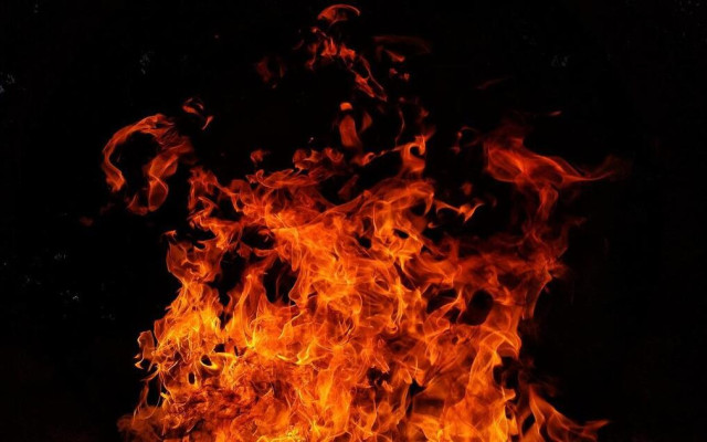 Голям пожар гори край три села в Бургаско, засегната е къща