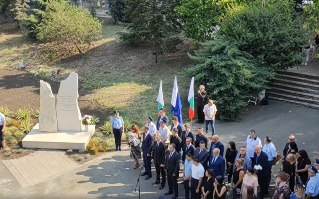 В Бургас откриха паметника на загиналите полицаи, пометени в патрулката си от рейс с мигранти
