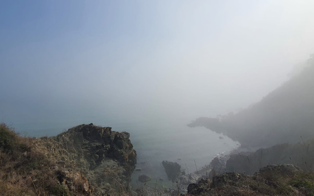Нов феномен на морето! Гъста мъгла плъзна от водата, покри плажове и стресна туристи (СНИМКИ, ВИДЕО)