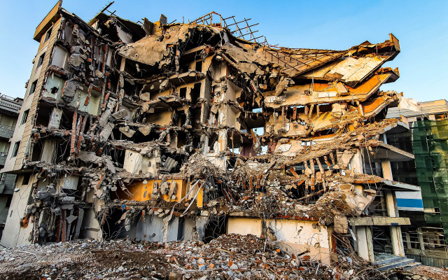 Апокалипсис в Истанбул при силен трус - 600 000 жилища ще рухнат