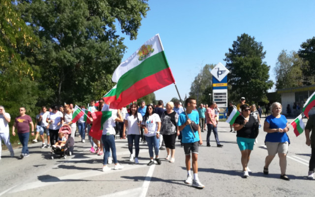 Протестно автошествие във Видин блокира пътя до София