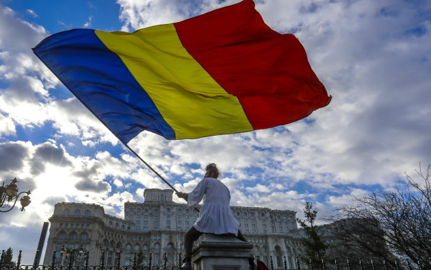 Дишаме прахта на северните съседи: Румъния повишава още минималната работна заплата