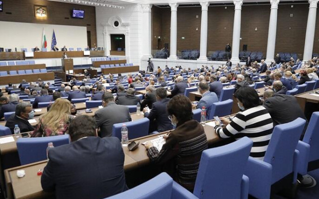 НА ЖИВО След лятната почивка: Депутатите се завръщат на работа в Партийния дом