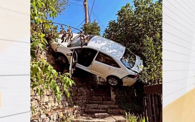 Китайци "кацнаха" с кола върху оградата на пловдивска къща