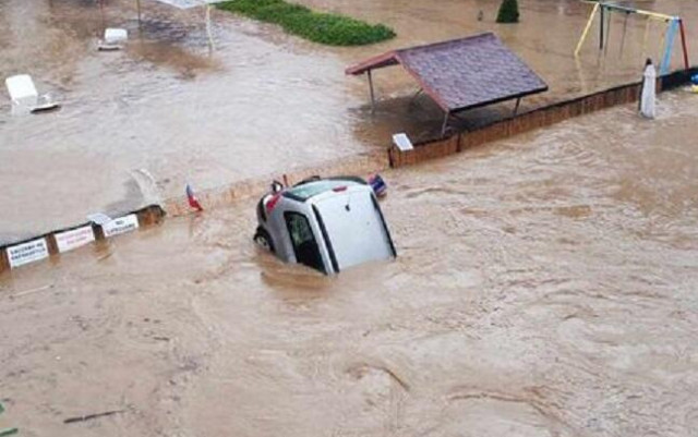 В Царево продължава борбата с щетите след потопа