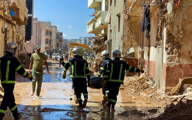 В Либия е страшно: Подивели от скръб опожариха дома на кмета на Дерна, властите не пускат ООН и спират нета