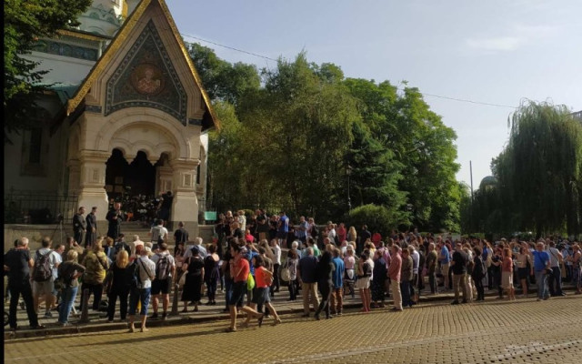 Евгени Минчев, Костадинов и Сидеров пред Руската църква,  искат отварянето й заедно с десетки вярващи