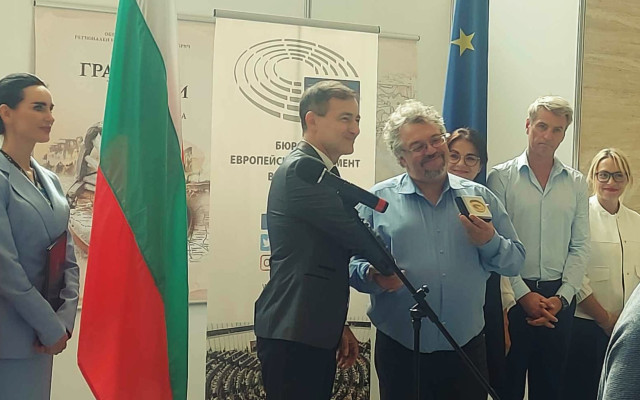 СНИМКИ Манол Пейков получи наградата и стана "Европейски гражданин за 2023 година"