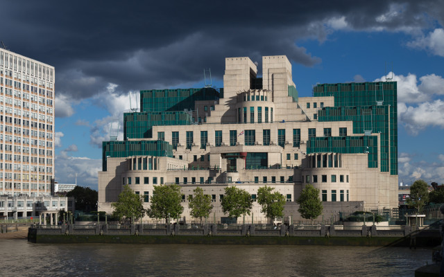 Ексшеф на MI6 помогнал на US фирма да спечели договор за 34 млн. $