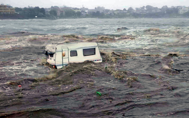 Певецът Стенли пусна стряскащо ВИДЕО от апокалипсиса в Арапя, където плажува