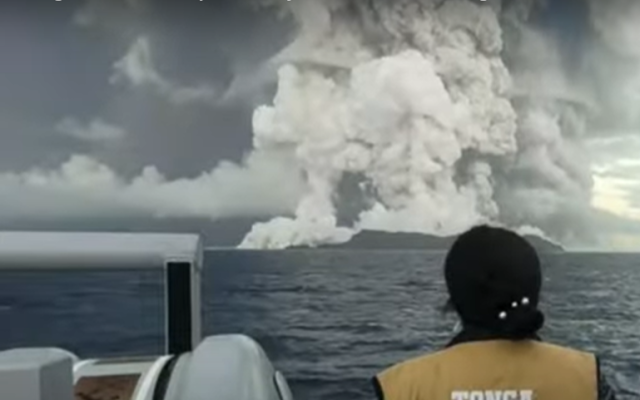 ВИДЕО Изригването на подводен вулкан е причина за адските жеги?