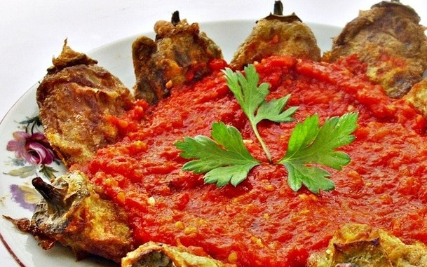 Апетитни панирани чушки с доматен сос по нашенски