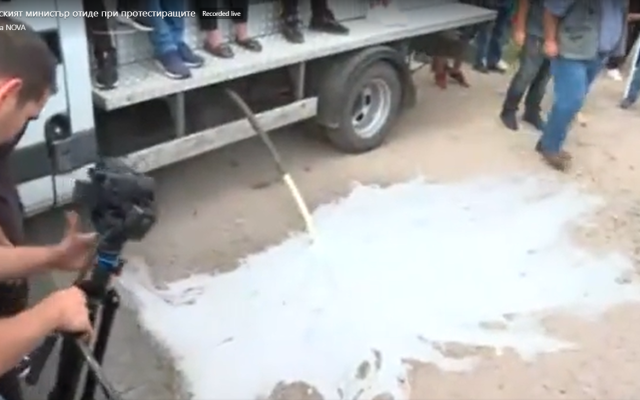 Разлято мляко и смачкани малини: Земеделският министър отиде при протестиращите (ВИДЕО)