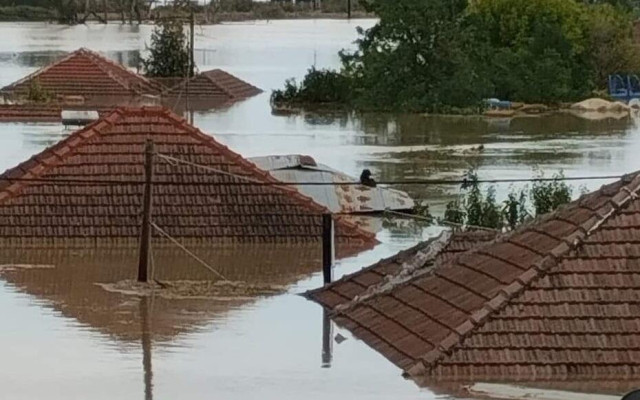 Кризисната ситуация в засегнатите от наводненията райони в Гърция продължава