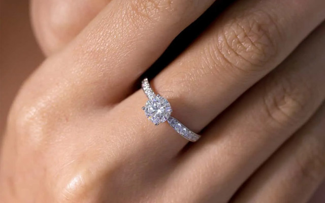 Диамантите поевтиняват, но само тези за годежни пръстени