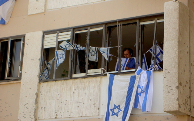 Израел подпука Хизбула, удари техни позиции в Ливан