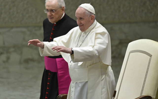 Папа Франциск: Може и да има начин да се благословят гей двойките