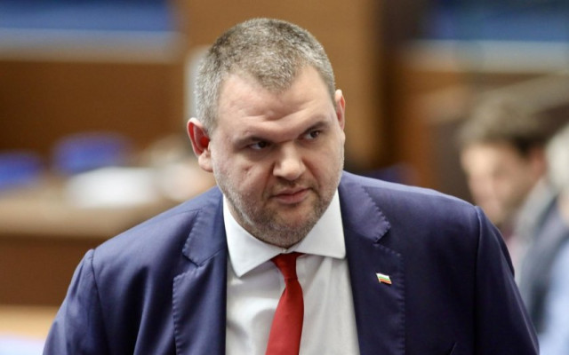 Политолог прогнозира, че Делян Пеевски прави крачка към шефското място в ДПС и може би към премиерския пост