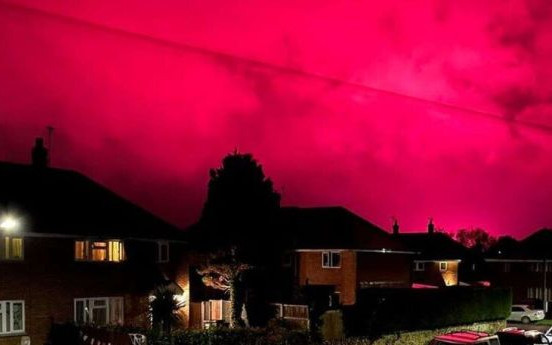 Яркорозово небе посред нощ ужаси британците, че е настъпил апокалипсисът