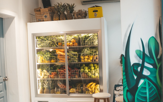 Как чистият хладилника намалява разходите и спестява пари?