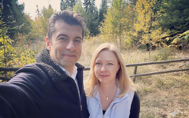 Шезлонг в Родопите: Жената на Кирил Петков се похвали с уикенд в Смолян