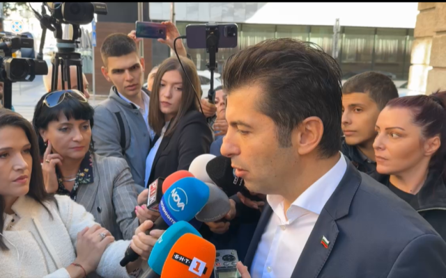 Петков: Гласувайте като машини, въпреки че използвате хартия