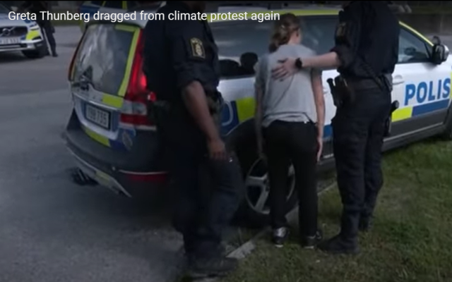 Опандизиха Грета Тунберг на протест в Лондон, набутаха я във ван (ВИДЕО)